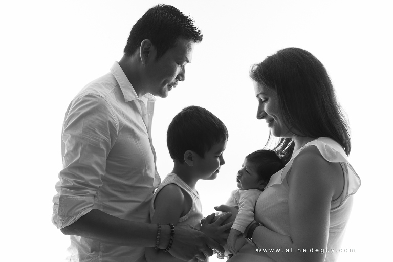 Séance photo nouveau-né en famille, photographe famille studio, studio photo famille, aline deguy, photographe bebe paris