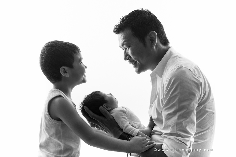 Séance photo nouveau-né en famille, photographe bebe studio, aline deguy, photographe nouveau ne paris
