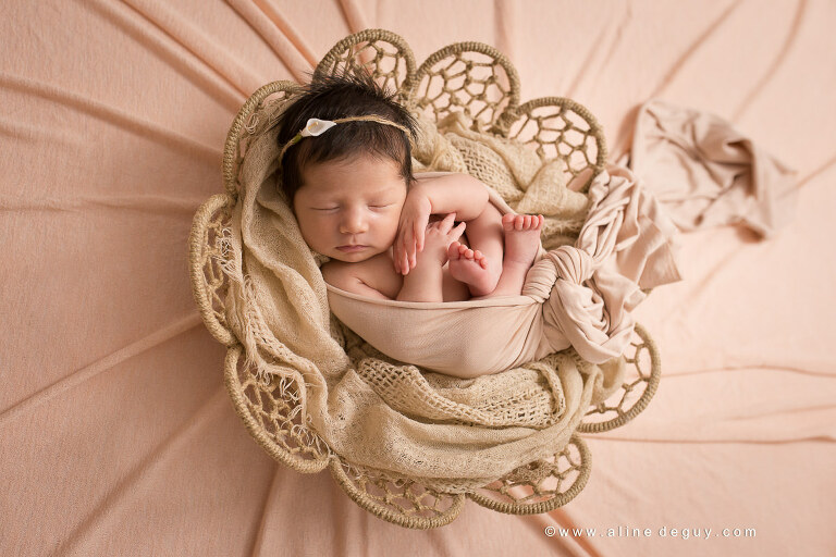Séance photo nouveau-né en famille, newborn photographer, newborn posing, aline deguy