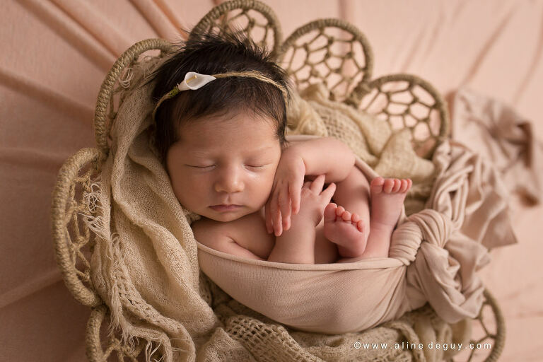 Séance photo nouveau-né en famille, photographe bebe paris, studio photo paris, aline deguy, photo bébé endormi