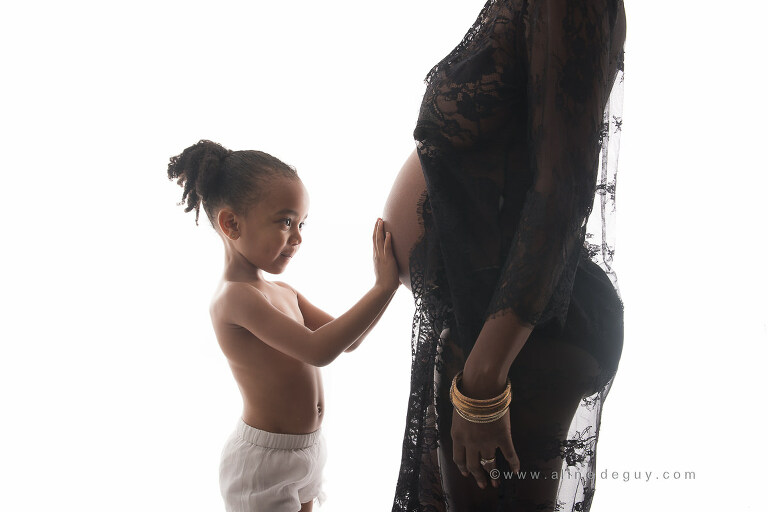 SHOOTING GROSSESSE PARIS, photographe femme enceinte, studio photo saint cloud, studio photo 92, femme noire enceinte, photos de famille métisse 
