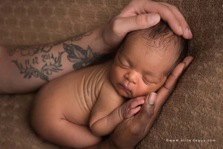 Photographe bebe paris, newborn posing, Aline Deguy, Photographe bebe, bébé métisse, photo bébé endormi, studio photo paris