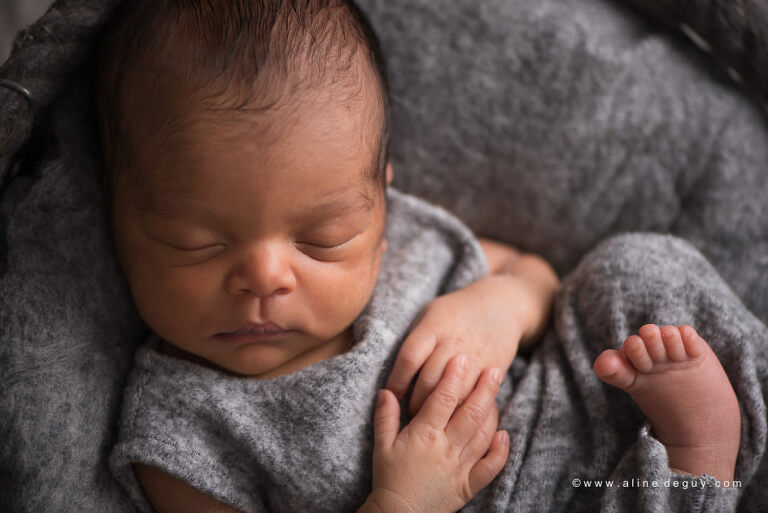 Photographe bebe paris, newborn posing, Aline Deguy, Photographe bebe, bébé métisse, photo bébé endormi, studio photo paris
