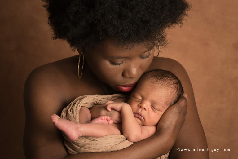 Photographe bebe paris, newborn posing, Aline Deguy, Photographe bebe, bébé métisse, photo bébé endormi, studio photo paris