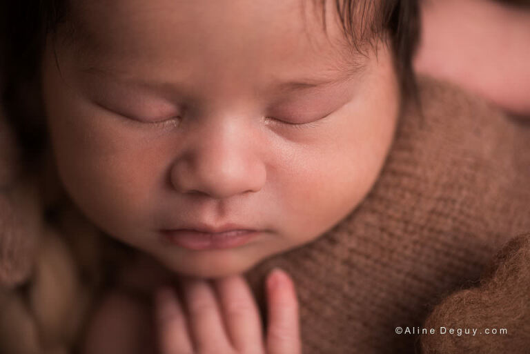 Photographe bebe suresnes, Aline Deguy, Studio photo Paris, photo de bébé endormi, newborn posing, photographe bébé paris