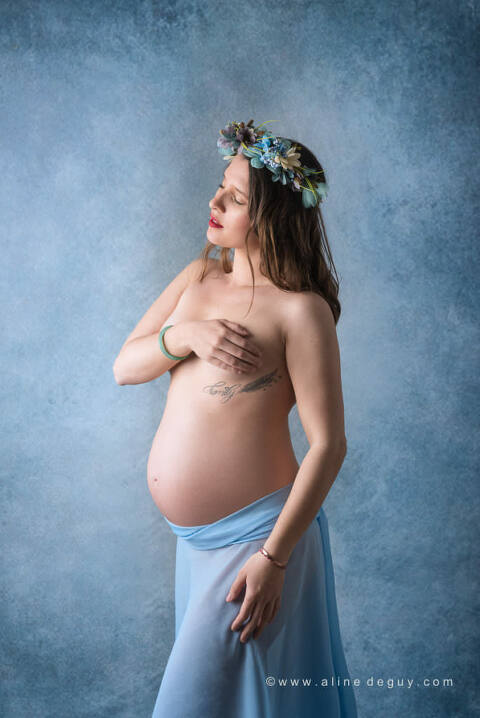 Photographe femme enceinte, femme enceinte avec couronne de fleurs