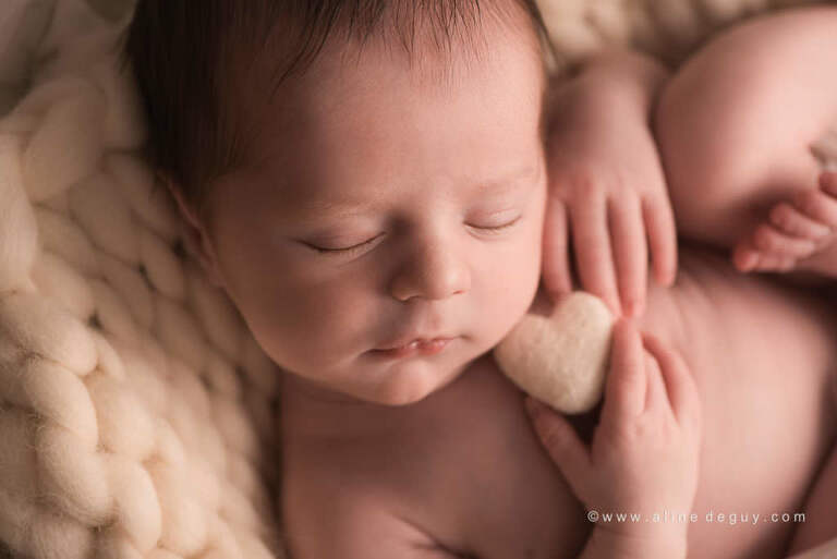 Meilleur photographe nouveau-né paris, studio photo Saint cloud bébé, photo de bébé endormi
