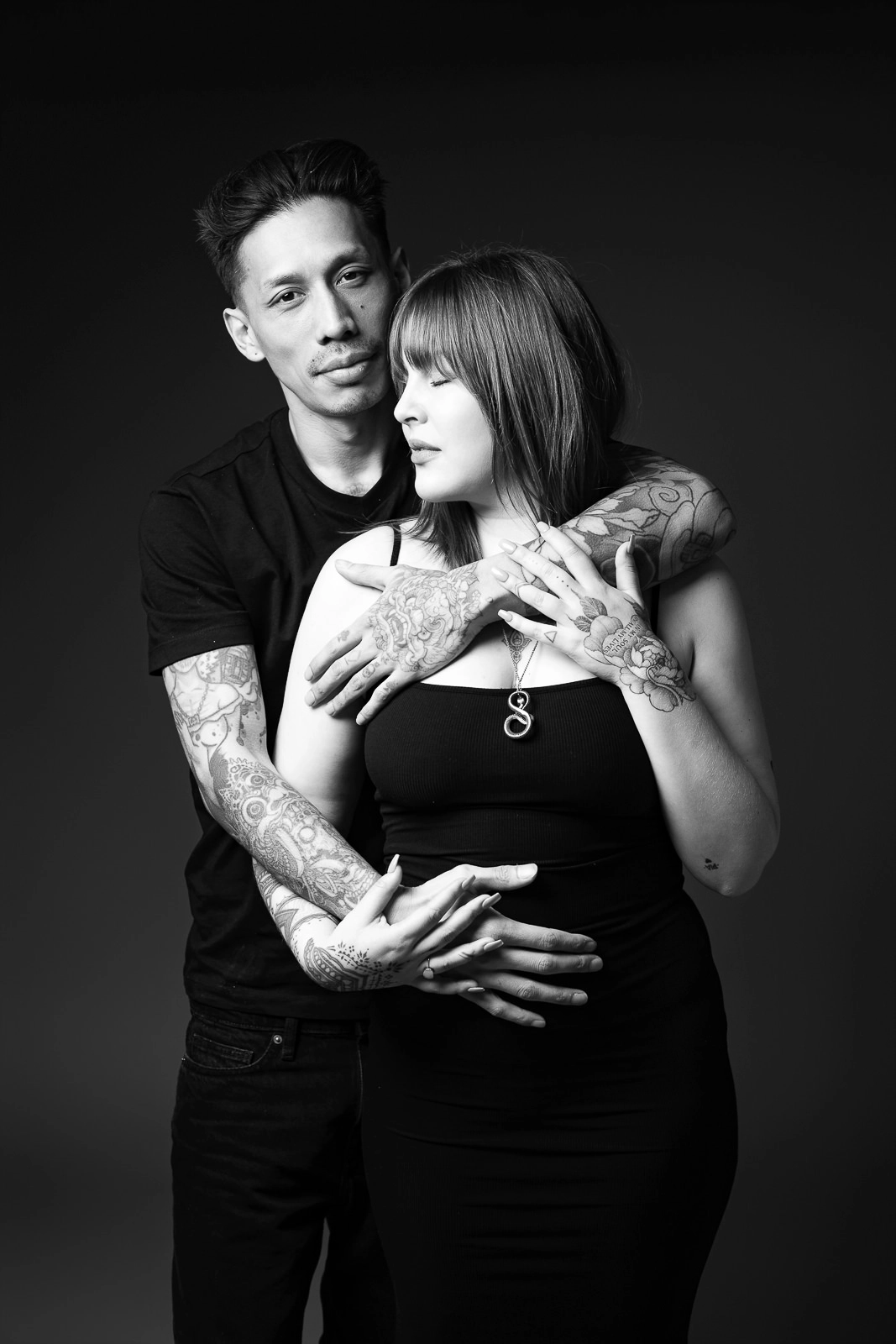 photo couple tatoué studio en noir et blanc
