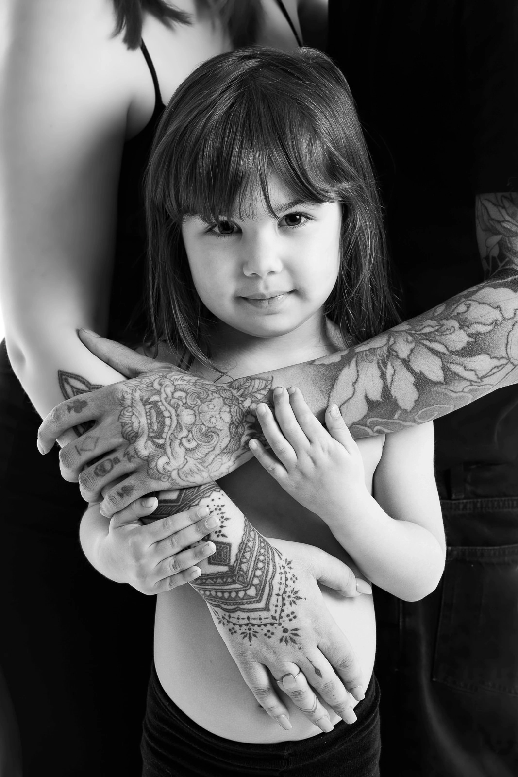 portrait enfant noir et blanc parents tatoués