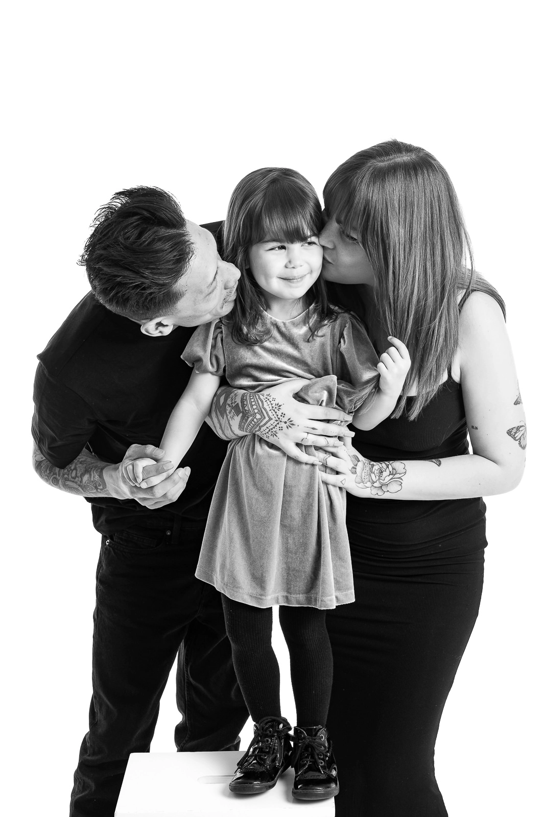 photo de famille sur fond lumineux en studio