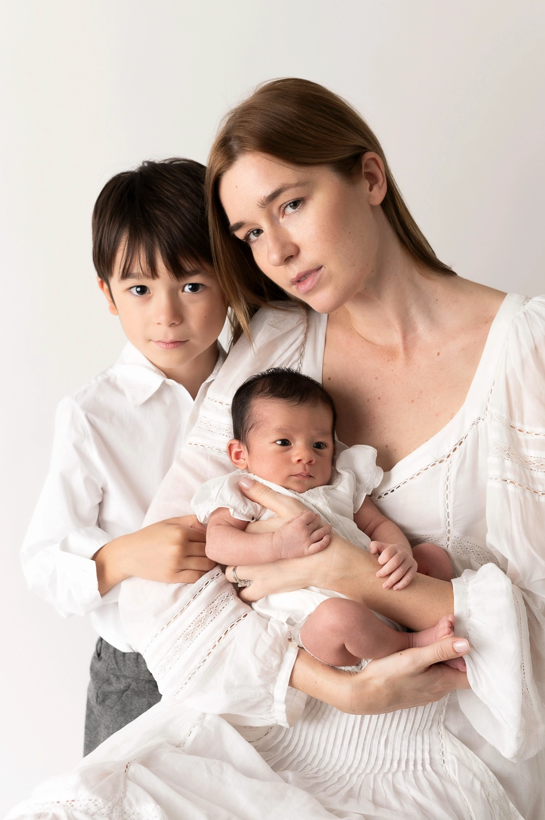 Photo maman et enfants fond clair en studio