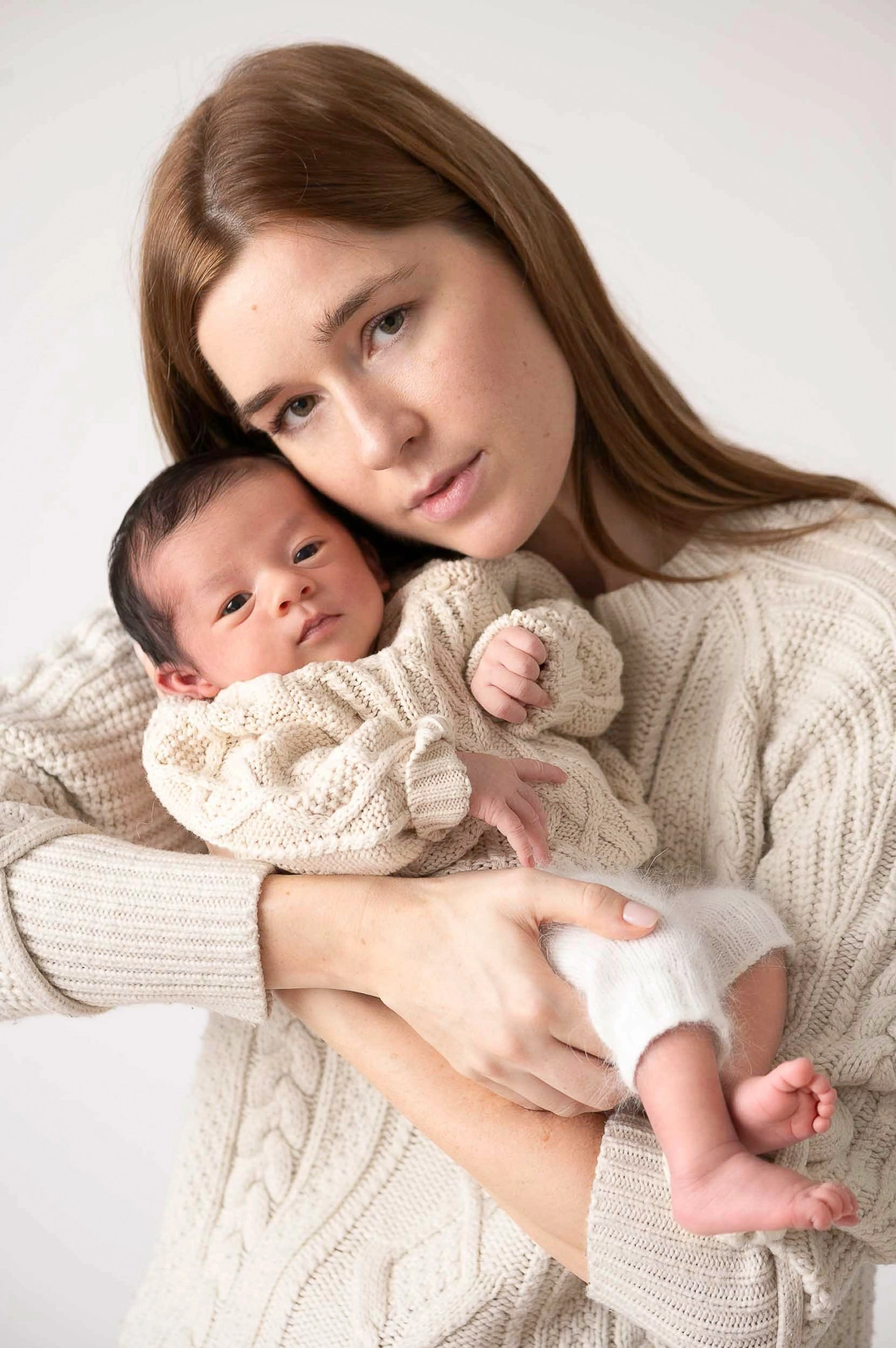 Photo mère et son bébé fond clair en studio