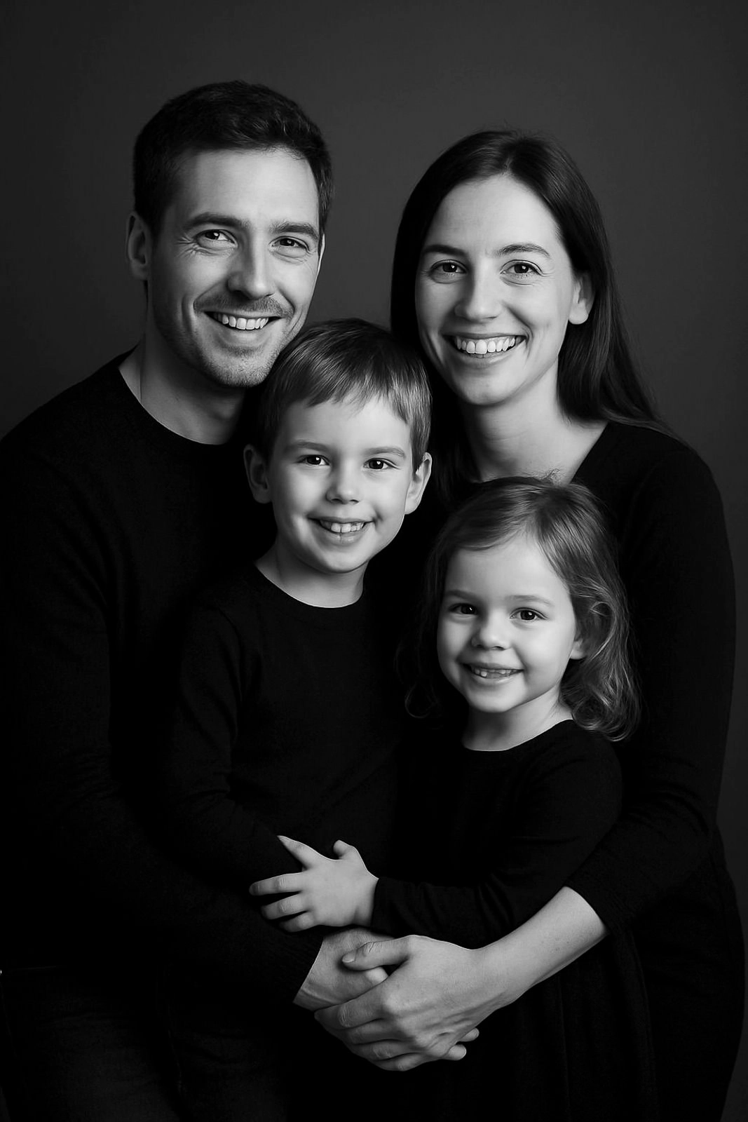 Portrait noir et blanc famille de quatre personnes
